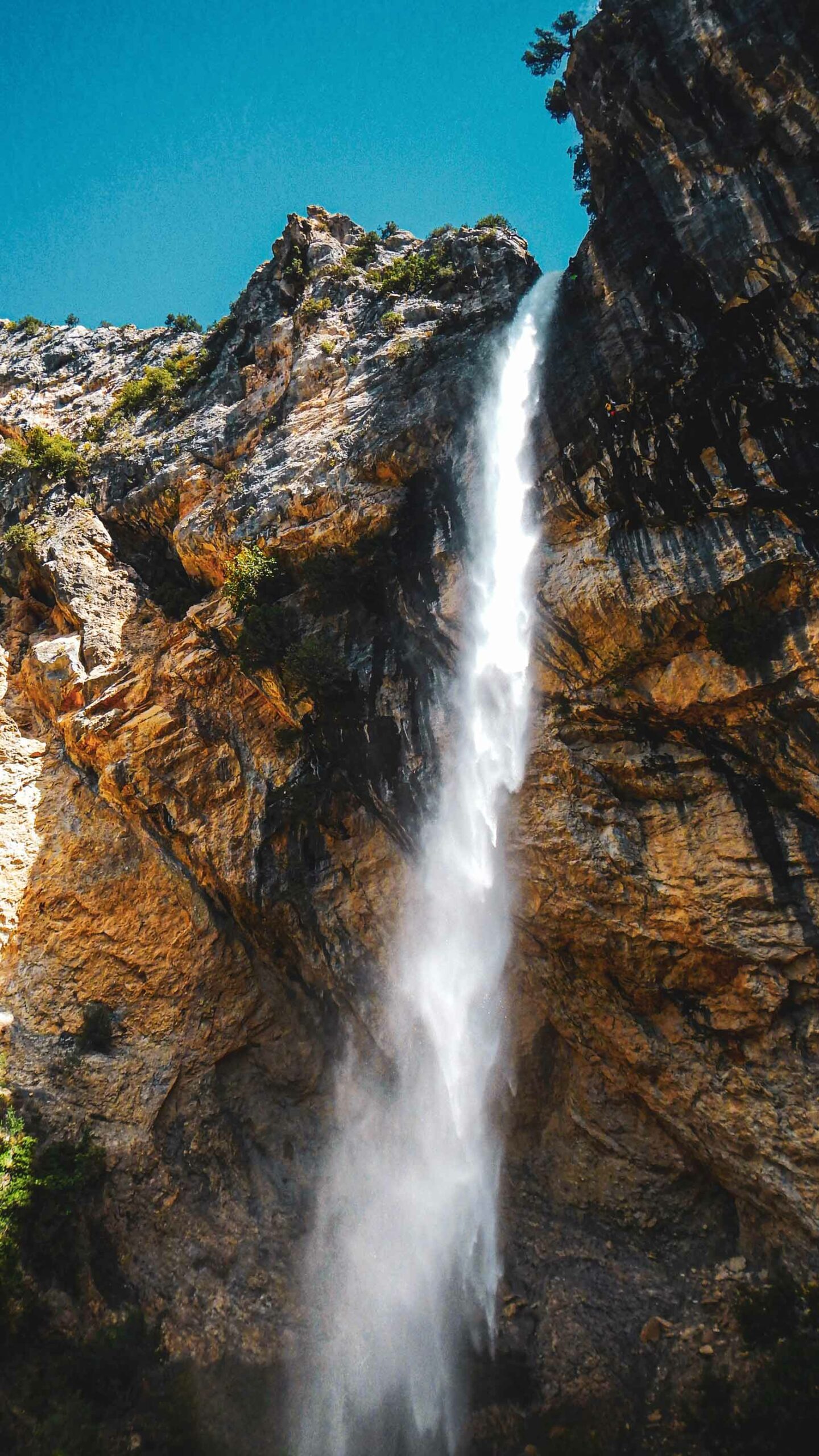 Cascade de 80 mètres de Pissevieille dans le vallon du tiourre lors d'une sortie canyoning avec Nature Canyon Ardèche
